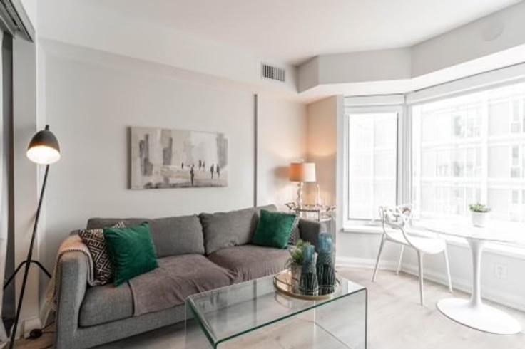 Elegant gestaltetes Wohnzimmer mit moderner Einrichtung in einer Wohnung im Building Cumberland Street - 2574902-ontario-inc - 1513098 in Old Toronto, Toronto
