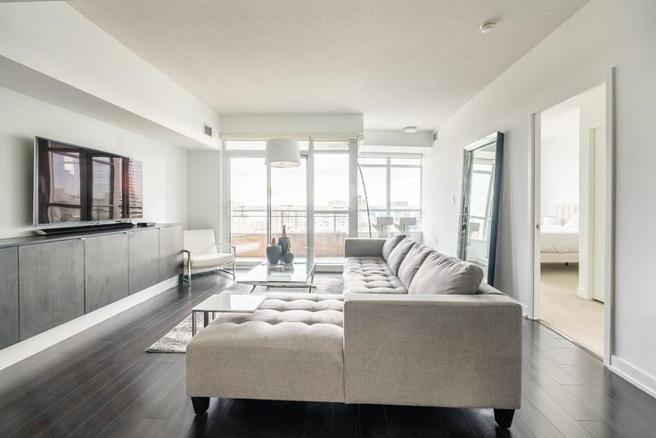 Old Toronto, Toronto에 위치한 Building Fort York Boulevard - 2574902-ontario-inc - 1513076 유닛의 세련된 인테리어가 돋보이는 거실 Old Toronto, Toronto에 위치한 Building Fort York Boulevard - 2574902-ontario-inc - 1513076 유닛의 세련된 인테리어가 돋보이는 거실