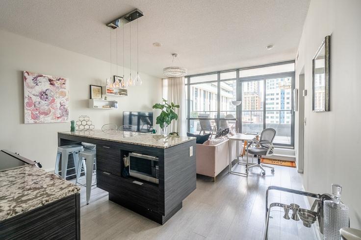 Elegant gestaltetes Wohnzimmer mit moderner Einrichtung in einer Wohnung im Building Charlotte Street - 2574902-ontario-inc - 1513074 in Old Toronto, Toronto