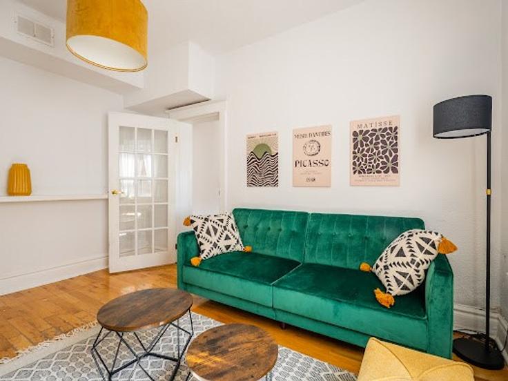 Building Shannon Street - 2574902-ontario-inc - 1513083 adresindeki bir dairede modern mobilyalarla zarif bir şekilde tasarlanmış oturma odası Old Toronto, Toronto