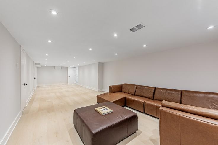 Salle de séjour élégante avec mobilier moderne dans un appartement à Building Mellanby Place - 2574902-ontario-inc - 1513090 à North York, Toronto