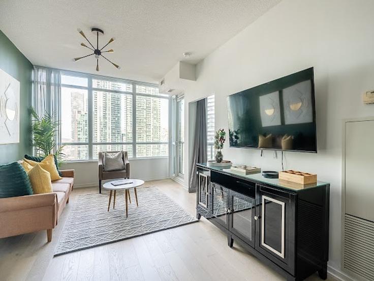 Building Bremner Boulevard - 2574902-ontario-inc - 1513132 adresindeki bir dairede modern mobilyalarla zarif bir şekilde tasarlanmış oturma odası Old Toronto, Toronto Building Bremner Boulevard - 2574902-ontario-inc - 1513132 adresindeki bir dairede modern mobilyalarla zarif bir şekilde tasarlanmış oturma odası Old Toronto, Toronto