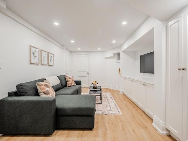 Building Geary Avenue - 2574902-ontario-inc - 1374799 adresindeki bir dairede modern mobilyalarla zarif bir şekilde tasarlanmış oturma odası Old Toronto, Toronto