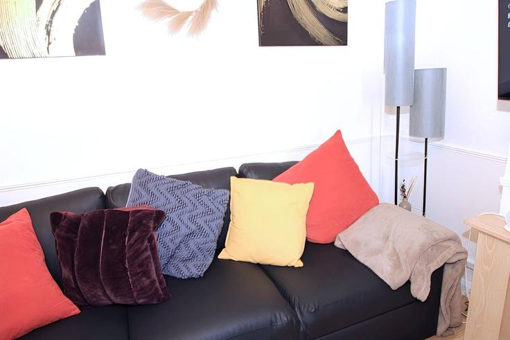 Sala de estar elegantemente projetada com móveis modernos em um apartamento no Building Gretton Road - 2nd-home-stays-ltd - 1569474 em Birmingham District, Birmingham Sala de estar elegantemente projetada com móveis modernos em um apartamento no Building Gretton Road - 2nd-home-stays-ltd - 1569474 em Birmingham District, Birmingham