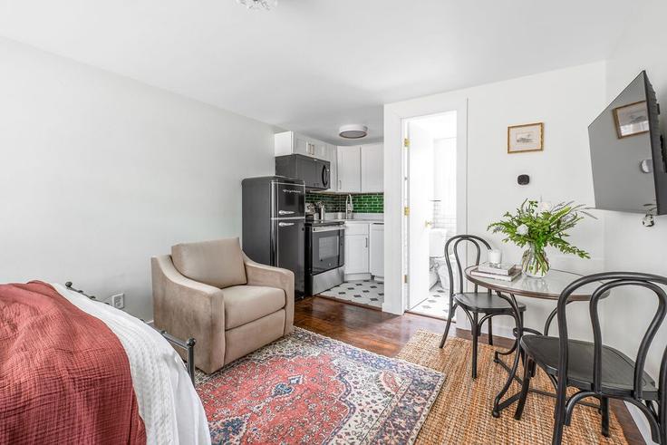 Building West Wilson Street - 304wwilson-llc - 1468340 adresindeki bir dairede modern mobilyalarla zarif bir şekilde tasarlanmış oturma odası Madison, Madison Building West Wilson Street - 304wwilson-llc - 1468340 adresindeki bir dairede modern mobilyalarla zarif bir şekilde tasarlanmış oturma odası Madison, Madison