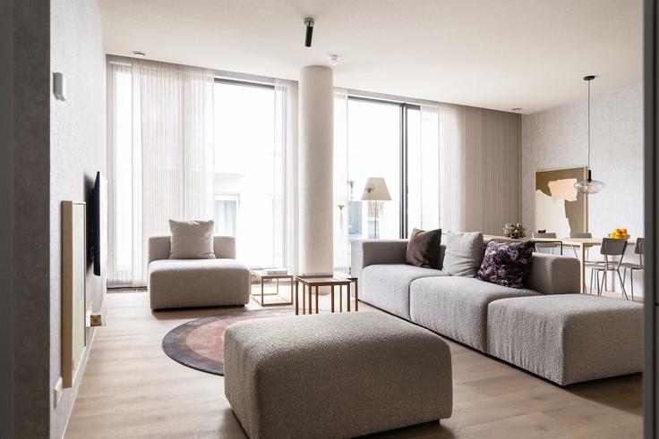 Sala de estar elegantemente projetada com móveis modernos em um apartamento no Building Buitenhof - 348-suites - 1637089 em The Hague, The Hague Sala de estar elegantemente projetada com móveis modernos em um apartamento no Building Buitenhof - 348-suites - 1637089 em The Hague, The Hague