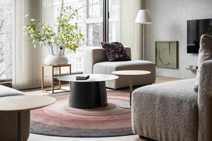 Salle de séjour élégante avec mobilier moderne dans un appartement à Building Buitenhof - 348-suites - 1637086 à The Hague, The Hague Salle de séjour élégante avec mobilier moderne dans un appartement à Building Buitenhof - 348-suites - 1637086 à The Hague, The Hague