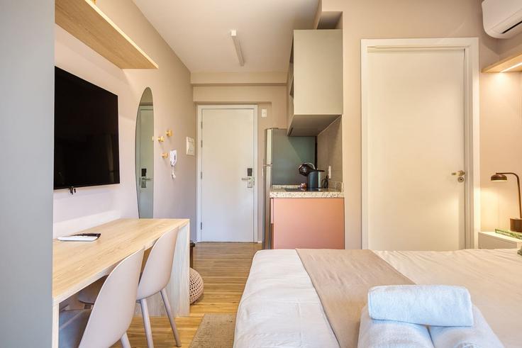 Elegant gestaltetes Wohnzimmer mit moderner Einrichtung in einer Wohnung im Building Rua dos Chanés - 360-suites - 1587949 in Indianópolis, São Paulo Elegant gestaltetes Wohnzimmer mit moderner Einrichtung in einer Wohnung im Building Rua dos Chanés - 360-suites - 1587949 in Indianópolis, São Paulo