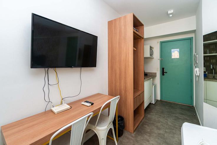 Elegante sala de estar con mobiliario moderno en un apartamento en Building Rua Washington Luís - 360-suites - 1629894 en Centro Histórico de São Paulo, São Paulo