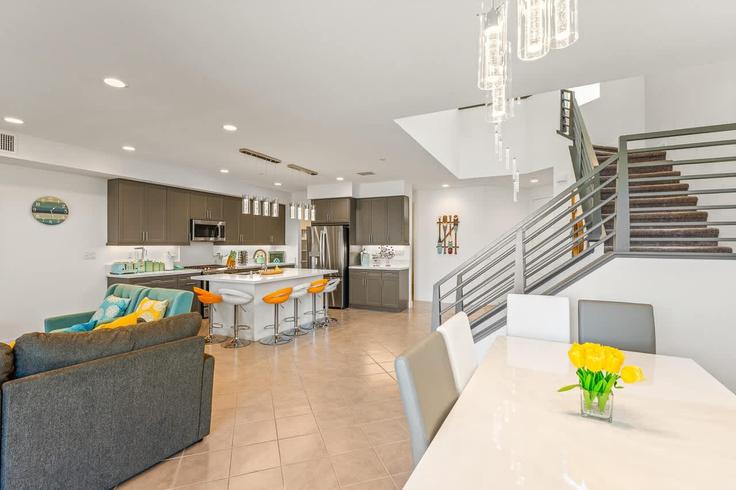 Elegante sala de estar con mobiliario moderno en un apartamento en Building Pietra Court - 5-stars-property-management - 1320778 en Indio, Indio Elegante sala de estar con mobiliario moderno en un apartamento en Building Pietra Court - 5-stars-property-management - 1320778 en Indio, Indio