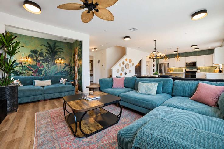 Building Monza Lane - 5-stars-property-management - 1320789 adresindeki bir dairede modern mobilyalarla zarif bir şekilde tasarlanmış oturma odası Coachella, Coachella