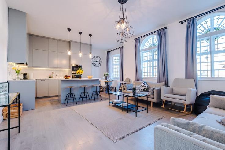 Salle de séjour élégante avec mobilier moderne dans un appartement à Building Great Hampton Street - 53-degrees-property - 1365776 à Birmingham District, Birmingham Salle de séjour élégante avec mobilier moderne dans un appartement à Building Great Hampton Street - 53-degrees-property - 1365776 à Birmingham District, Birmingham