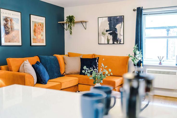 Elegant gestaltetes Wohnzimmer mit moderner Einrichtung in einer Wohnung im Building Walter Street - 53-degrees-property - 1365753 in Chester, Chester Elegant gestaltetes Wohnzimmer mit moderner Einrichtung in einer Wohnung im Building Walter Street - 53-degrees-property - 1365753 in Chester, Chester