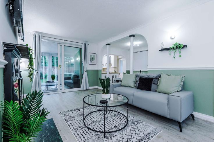 Manchester, Manchester에 위치한 Building Morningside Drive - 53-degrees-property - 1365767 아파트의 세련된 인테리어가 돋보이는 거실 Manchester, Manchester에 위치한 Building Morningside Drive - 53-degrees-property - 1365767 아파트의 세련된 인테리어가 돋보이는 거실