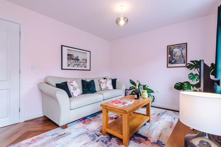 Sala de estar elegantemente projetada com móveis modernos em um apartamento no Building Berkshire Road - 53-degrees-property - 1365760 em Manchester, Manchester Sala de estar elegantemente projetada com móveis modernos em um apartamento no Building Berkshire Road - 53-degrees-property - 1365760 em Manchester, Manchester