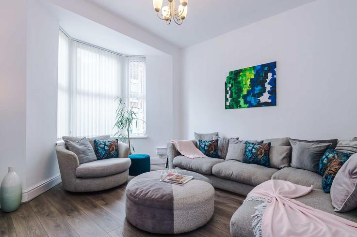 Elegante sala de estar con mobiliario moderno en un apartamento en Building Arkles Road - 53-degrees-property - 1365762 en Liverpool, Liverpool Elegante sala de estar con mobiliario moderno en un apartamento en Building Arkles Road - 53-degrees-property - 1365762 en Liverpool, Liverpool
