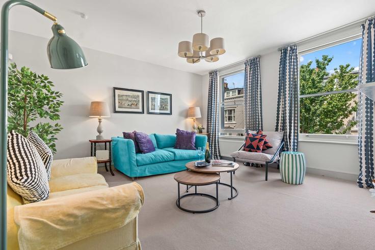 London London Borough of Hammersmith and FulhamのBuilding Irving Road - 53-degrees-property - 1365781のアパートメントにある、モダンな家具を備えたエレガントなデザインのリビングルーム London London Borough of Hammersmith and FulhamのBuilding Irving Road - 53-degrees-property - 1365781のアパートメントにある、モダンな家具を備えたエレガントなデザインのリビングルーム