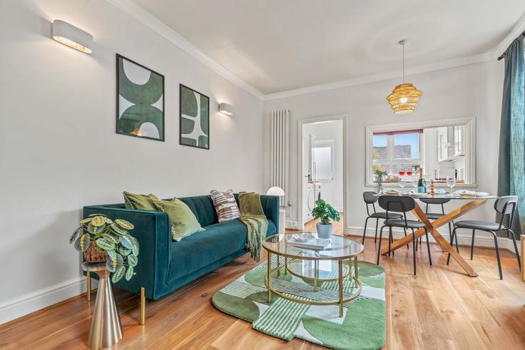 Elegante sala de estar con mobiliario moderno en un apartamento en Building Valetta Road - 53-degrees-property - 1365786 en London Borough of Ealing, London Elegante sala de estar con mobiliario moderno en un apartamento en Building Valetta Road - 53-degrees-property - 1365786 en London Borough of Ealing, London