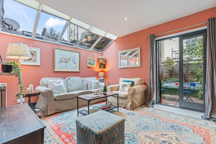 London Borough of Hammersmith and Fulham, London에 위치한 Building Musard Road - 53degreesproperty - 1265101 - LON 아파트의 세련된 인테리어가 돋보이는 거실