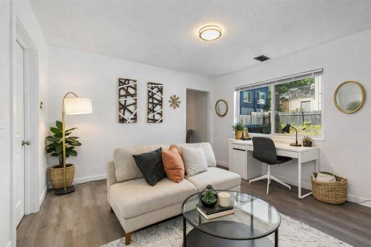 Tacoma TacomaのBuilding South Yakima Avenue - 5rsuiteshostaway - 1045865 - SEAのアパートメントにある、モダンな家具を備えたエレガントなデザインのリビングルーム Tacoma TacomaのBuilding South Yakima Avenue - 5rsuiteshostaway - 1045865 - SEAのアパートメントにある、モダンな家具を備えたエレガントなデザインのリビングルーム