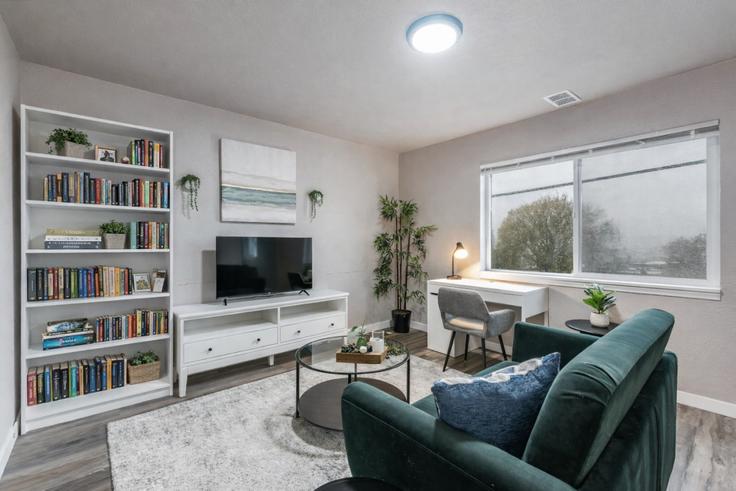 Salle de séjour élégante avec mobilier moderne dans un appartement à Building South G Street - 5rsuiteshostaway - 1045871 - SEA à Tacoma, Tacoma