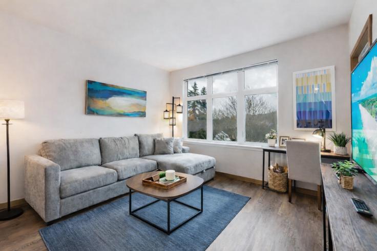 Redmond RedmondのBuilding Northeast 83rd Street - 5rsuiteshostaway - 1045879 - SEAのアパートメントにある、モダンな家具を備えたエレガントなデザインのリビングルーム