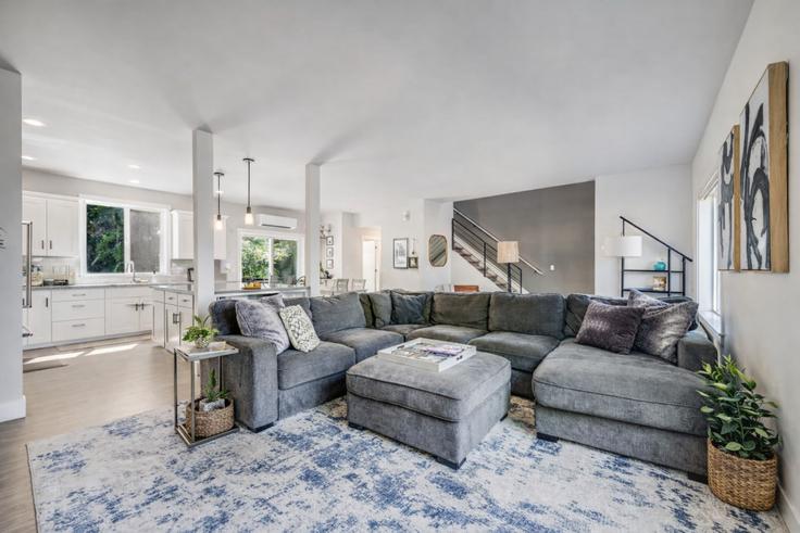 Elegante sala de estar con mobiliario moderno en un apartamento en Building South Mason Avenue - 5rsuiteshostaway - 1045890 - SEA en Tacoma, Tacoma