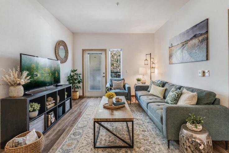 Redmond RedmondのBuilding Northeast 83rd Street - 5rsuiteshostaway - 1054063 - SEAのアパートメントにある、モダンな家具を備えたエレガントなデザインのリビングルーム