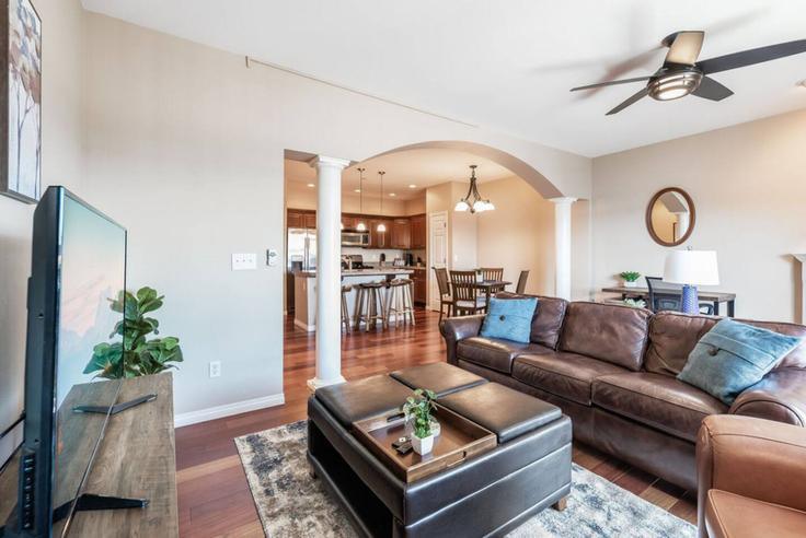 Building South G Street - 5rsuiteshostaway - 1363976 adresindeki bir dairede modern mobilyalarla zarif bir şekilde tasarlanmış oturma odası Tacoma, Tacoma