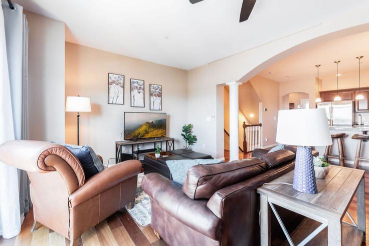 Sala de estar elegantemente projetada com móveis modernos em um apartamento no Building South G Street - 5rsuiteshostaway - 1363976 em Tacoma, Tacoma Sala de estar elegantemente projetada com móveis modernos em um apartamento no Building South G Street - 5rsuiteshostaway - 1363976 em Tacoma, Tacoma