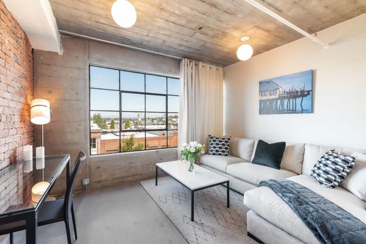 Building Pacific Avenue - 5rsuiteshostaway - 1470229 adresindeki bir dairede modern mobilyalarla zarif bir şekilde tasarlanmış oturma odası Tacoma, Tacoma