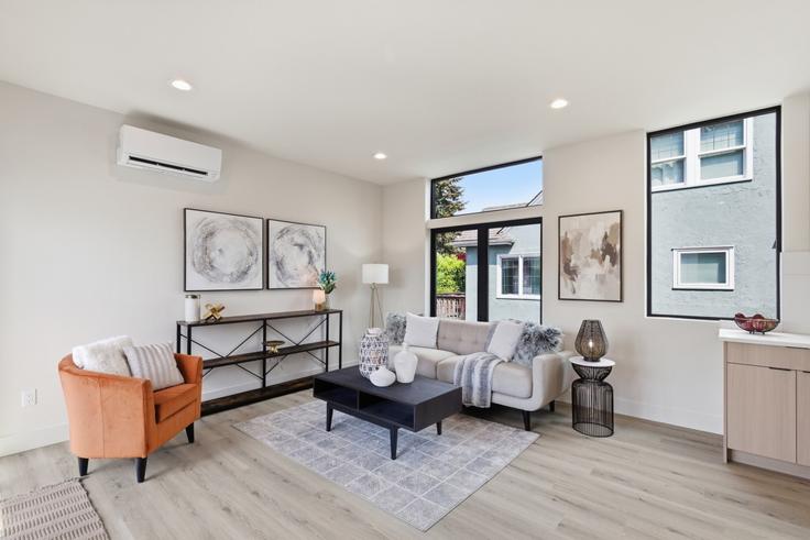 Elegant gestaltetes Wohnzimmer mit moderner Einrichtung in einer Wohnung im Building Northeast 80th Street - 5rsuiteshostaway - 1581113 in Seattle, Seattle