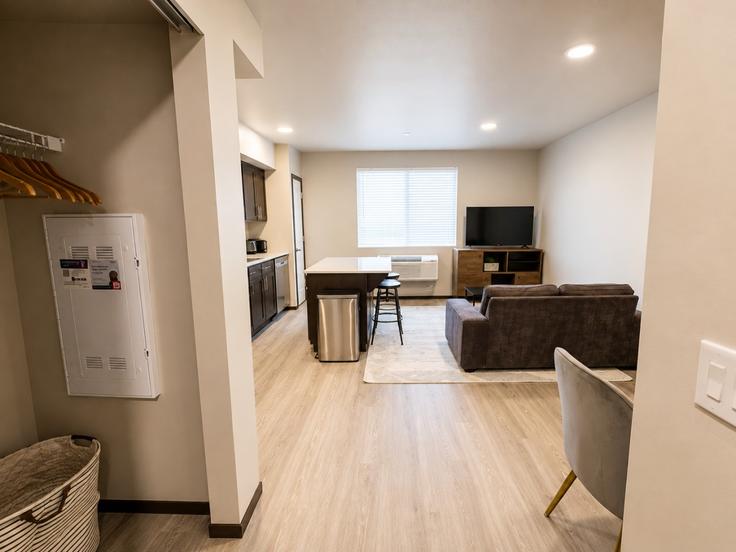 Sala de estar elegantemente projetada com móveis modernos em um apartamento no Building Tacoma Avenue South - 5rsuiteshostaway - 1585153 em Tacoma, Tacoma Sala de estar elegantemente projetada com móveis modernos em um apartamento no Building Tacoma Avenue South - 5rsuiteshostaway - 1585153 em Tacoma, Tacoma