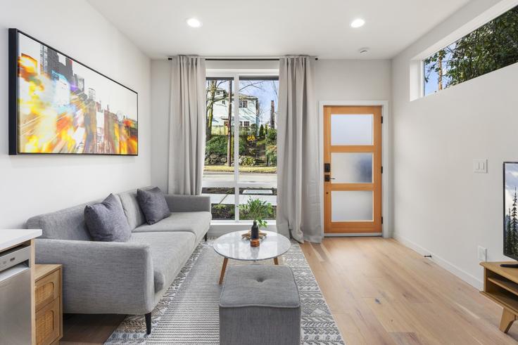 Salle de séjour élégante avec mobilier moderne dans un appartement à Building 15th Avenue South - 5rsuiteshostaway - 1607430 à Seattle, Seattle