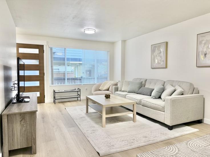 Sala de estar elegantemente projetada com móveis modernos em um apartamento no Building North 137th Street - 5rsuiteshostaway - 1620961 em Seattle, Seattle