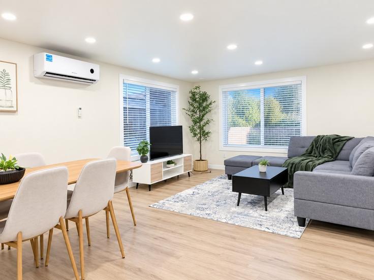 Elegante sala de estar con mobiliario moderno en un apartamento en Building Southeast 192nd Street - 5rsuiteshostaway - 1647238 en Renton, Renton
