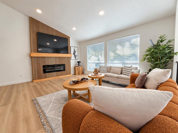 Elegant gestaltetes Wohnzimmer mit moderner Einrichtung in einer Wohnung im Building Southeast 248th Street - 5rsuiteshostaway - 1698141 in Kent, Kent
