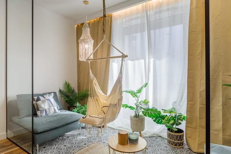 Łódź, Łódź에 위치한 Building Drewnowska - 7252289759 - 1397114 유닛의 세련된 인테리어가 돋보이는 거실 Łódź, Łódź에 위치한 Building Drewnowska - 7252289759 - 1397114 유닛의 세련된 인테리어가 돋보이는 거실