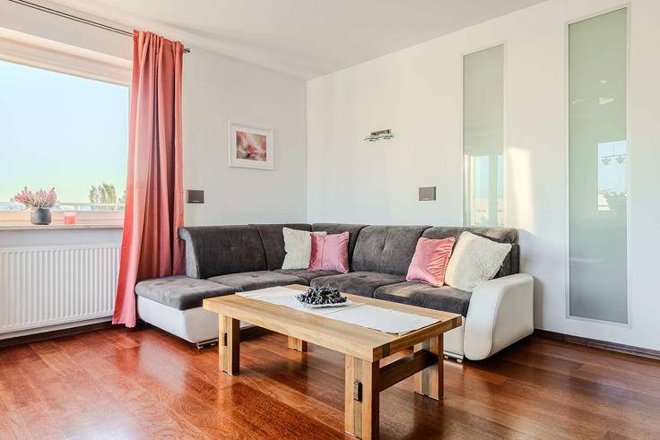 Łódź, Łódź에 위치한 Building Henryka Sienkiewicza - 7252289759 - 1391835 유닛의 세련된 인테리어가 돋보이는 거실 Łódź, Łódź에 위치한 Building Henryka Sienkiewicza - 7252289759 - 1391835 유닛의 세련된 인테리어가 돋보이는 거실