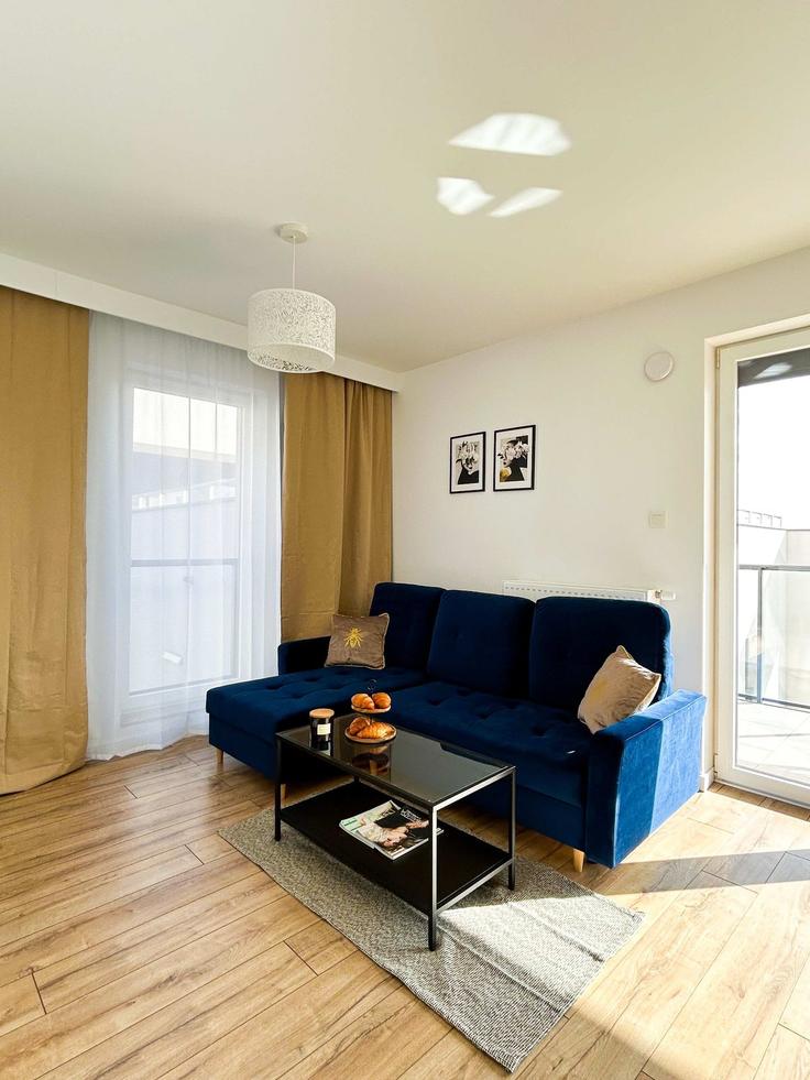 Łódź, Łódź에 위치한 Building Drewnowska - 7252289759 - 1465748 유닛의 세련된 인테리어가 돋보이는 거실 Łódź, Łódź에 위치한 Building Drewnowska - 7252289759 - 1465748 유닛의 세련된 인테리어가 돋보이는 거실