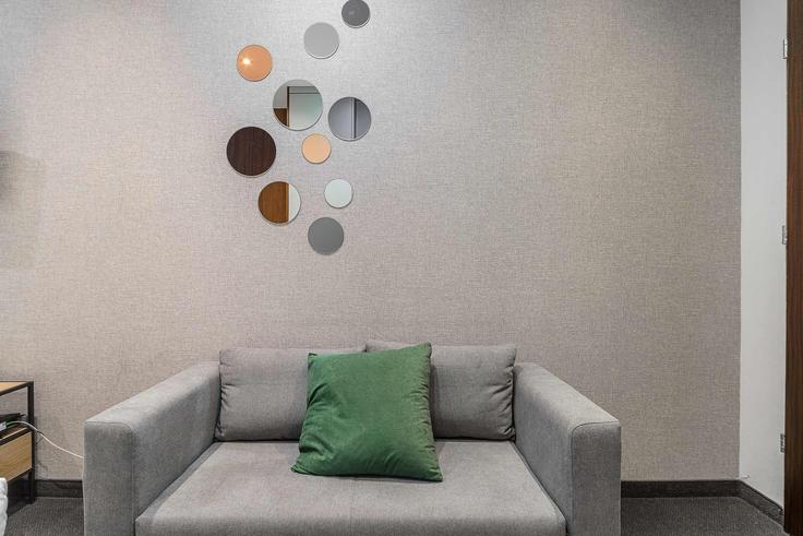 Elegant gestaltetes Wohnzimmer mit moderner Einrichtung in einer Wohnung im Building Twarda - 7252289759 - 1557698 in Warszawa, Warszawa