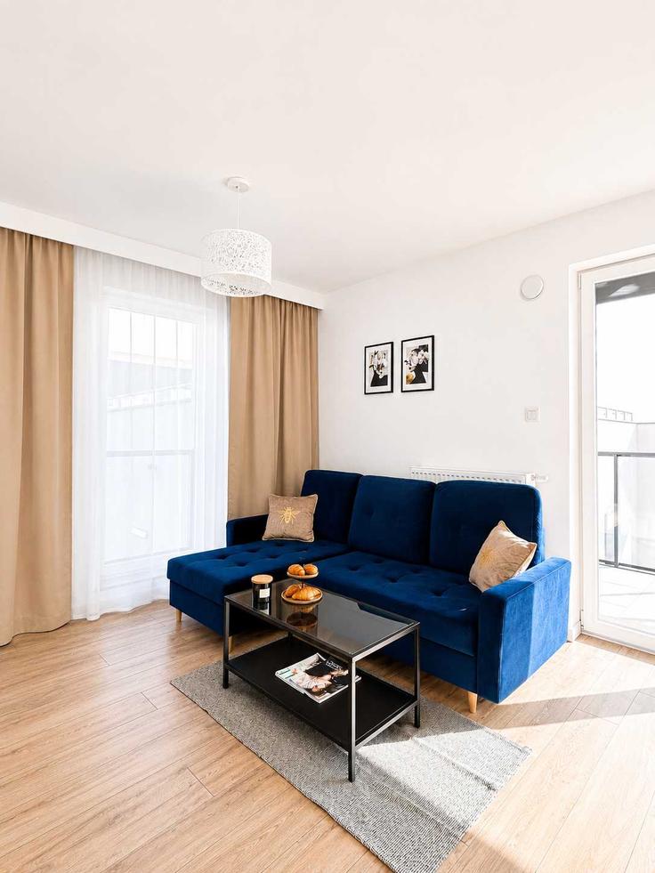 Sala de estar elegantemente projetada com móveis modernos em um apartamento no Building Drewnowska - 7252289759 - 1397089 em Łódź, Łódź Sala de estar elegantemente projetada com móveis modernos em um apartamento no Building Drewnowska - 7252289759 - 1397089 em Łódź, Łódź