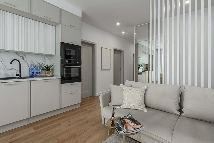 Sala de estar elegantemente projetada com móveis modernos em um apartamento no Building aleja Polski Walczącej - 7252289759 - 1629386 em Warsaw, Warsaw