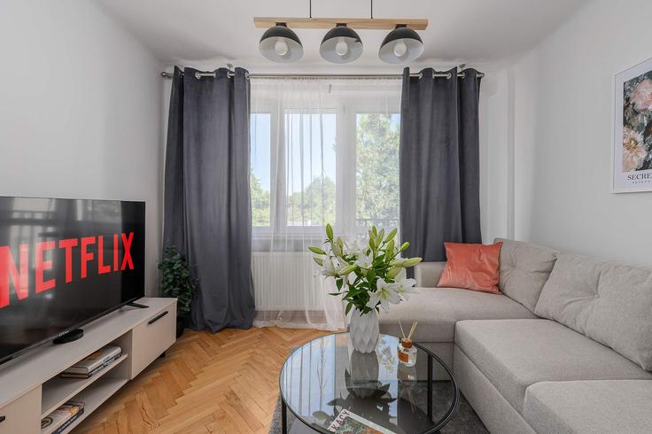 Elegant gestaltetes Wohnzimmer mit moderner Einrichtung in einer Wohnung im Building Grenady - 7252289759 - 1629344 in Warsaw, Warsaw