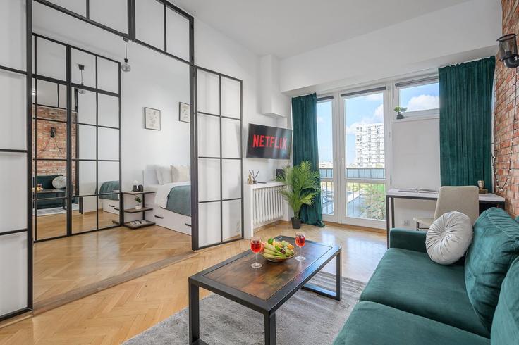 Elegant gestaltetes Wohnzimmer mit moderner Einrichtung in einer Wohnung im Building Chłodna - 7252289759 - 1629384 in Warsaw, Warsaw Elegant gestaltetes Wohnzimmer mit moderner Einrichtung in einer Wohnung im Building Chłodna - 7252289759 - 1629384 in Warsaw, Warsaw