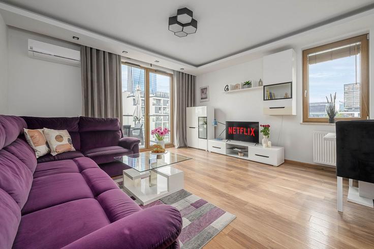 Sala de estar elegantemente projetada com móveis modernos em um apartamento no Building Jaktorowska - 7252289759 - 1643713 em Warsaw, Warsaw Sala de estar elegantemente projetada com móveis modernos em um apartamento no Building Jaktorowska - 7252289759 - 1643713 em Warsaw, Warsaw