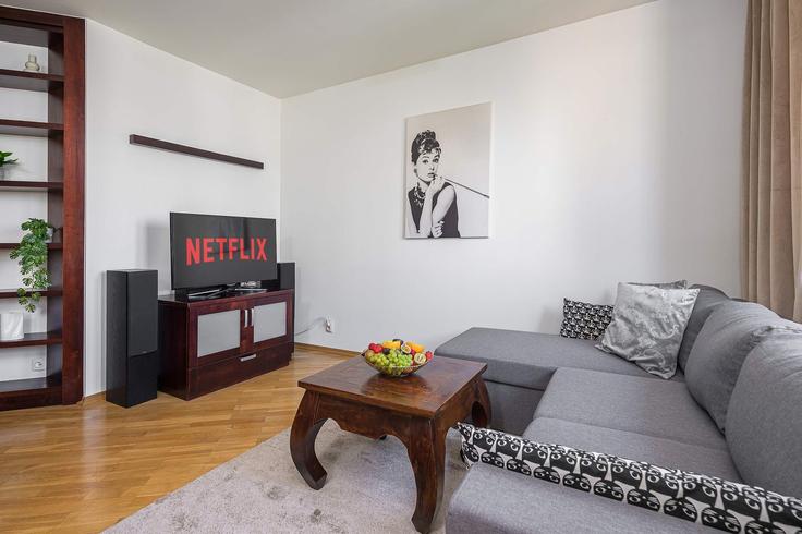 Sala de estar elegantemente projetada com móveis modernos em um apartamento no Building Bródnowska - 7252289759 - 1643711 em Warsaw, Warsaw Sala de estar elegantemente projetada com móveis modernos em um apartamento no Building Bródnowska - 7252289759 - 1643711 em Warsaw, Warsaw