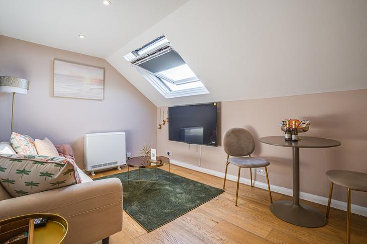 Sala de estar elegantemente projetada com móveis modernos em um apartamento no Building Bulwer Street - 7even-clouds - 1265784 - LON em London Borough of Hammersmith and Fulham, London