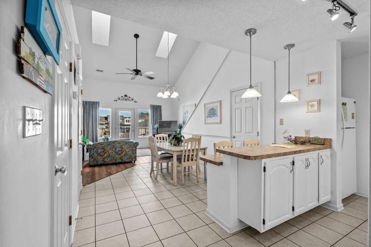 Myrtle Beach Myrtle BeachのBuilding Double Eagle Drive - 822b - 1382457のアパートメントにある、モダンな家具を備えたエレガントなデザインのリビングルーム