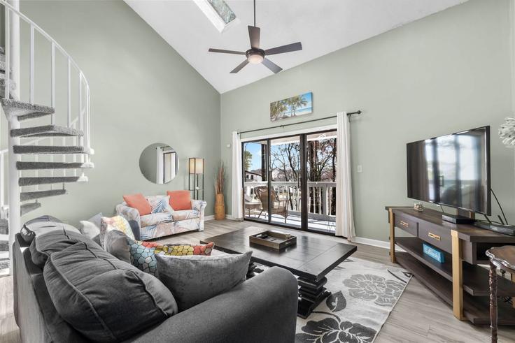 Surfside Beach, Surfside Beach에 위치한 Building Auburn Lane - 822b - 1459979 유닛의 세련된 인테리어가 돋보이는 거실 Surfside Beach, Surfside Beach에 위치한 Building Auburn Lane - 822b - 1459979 유닛의 세련된 인테리어가 돋보이는 거실